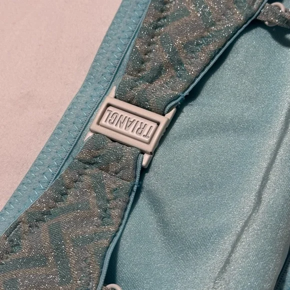 Triangl light blue mica top chevron sparkle size Small - Picture 2 of 5